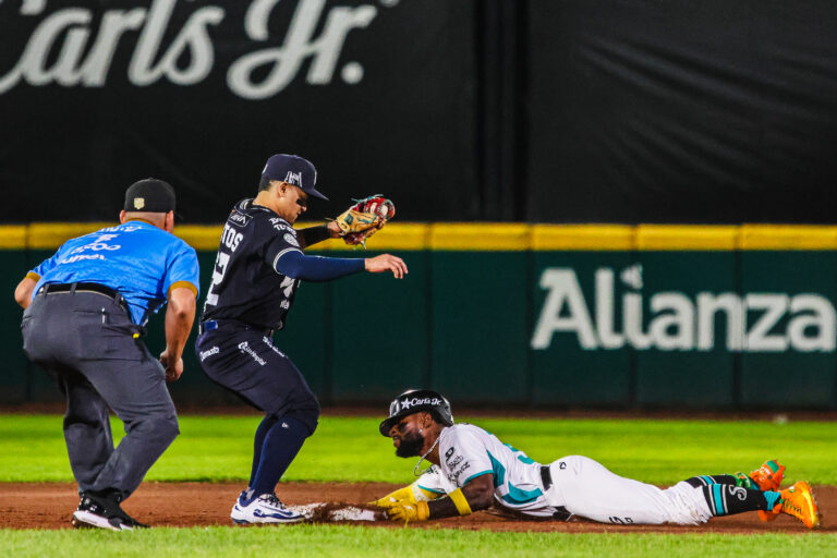 Saraperos deja tendidos a Sultanes con espectacular remontada