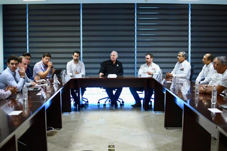 Se reúne Román Cepeda con integrantes de la CMIC Laguna