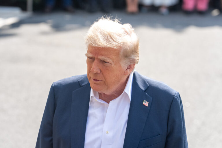 Trump afirma que impondrá arancel de 25 % a importaciones de India