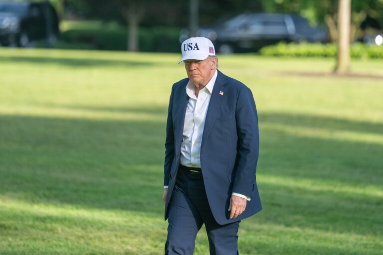 Trump anuncia un 25 % de aranceles para Corea del Sur y Japón