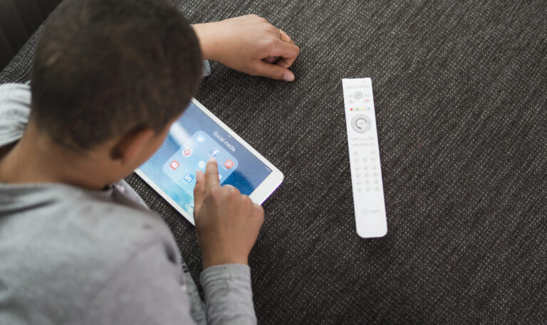 Un estudio advierte el impacto del uso de las pantallas sobre las habilidades de aprendizaje en niños