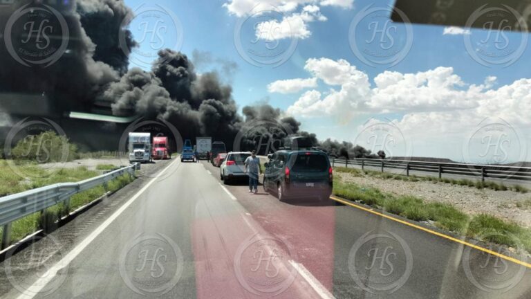 Volcadura e incendio de pipa en la autopista Saltillo-Torreón deja un lesionado y caos vial