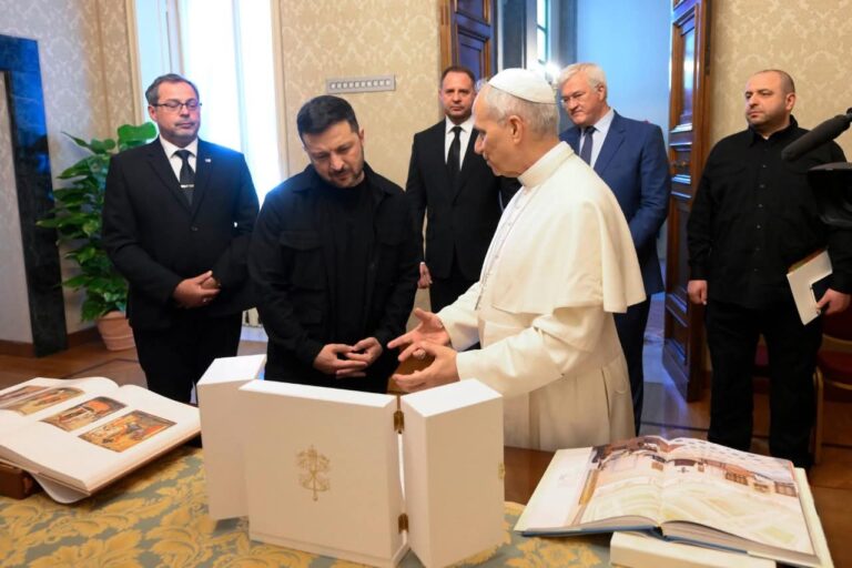 Zelensky visita al papa León XIV y proponen al Vaticano como sede de las negociaciones de paz entre Rusia y Ucrania
