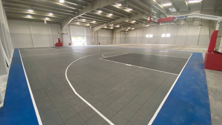 Avanza rehabilitación de cancha y gimnasio en el Carlos R. González