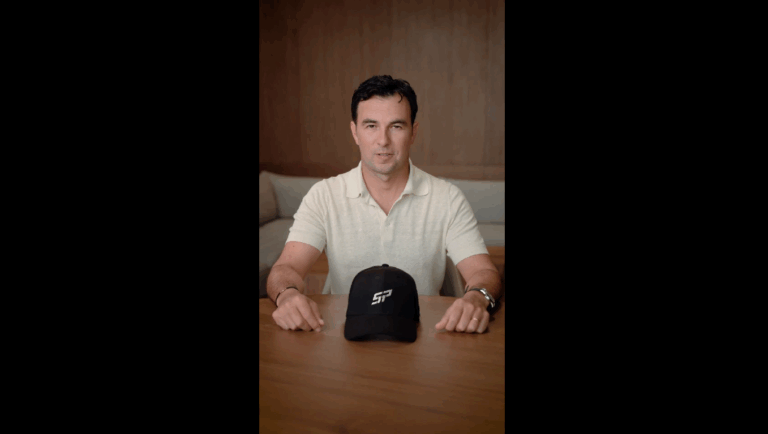 No vuelvo solo, vuelve el grito de todo un país.- Checo