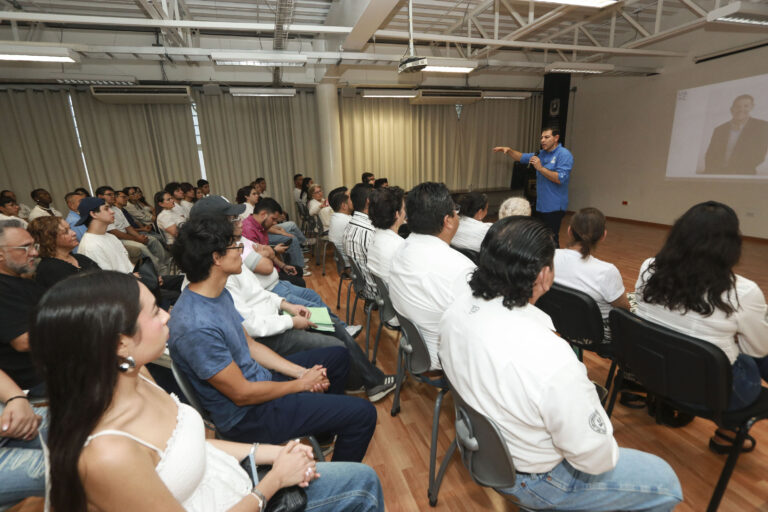 Continúa rector de la UA de C con la bienvenida a los alumnos de nuevo ingreso