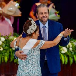 Coronan a María Eugenia Herrera como Reina de las Personas Mayores en Ramos Arizpe