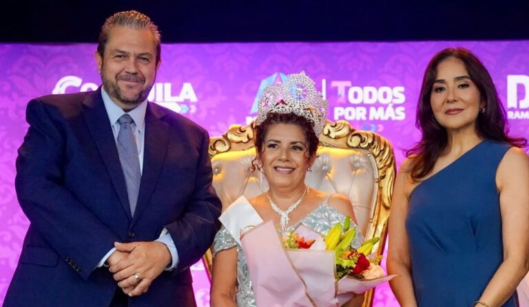 Coronan a María Eugenia Herrera como Reina de las Personas Mayores en Ramos Arizpe