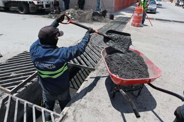 Desazolva Gobierno de Saltillo rejillas pluviales en La Minita