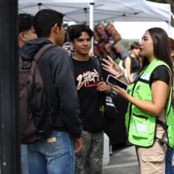 Difunden “Aquí Vamos Gratis” en paradas de transporte y Centros Comunitarios