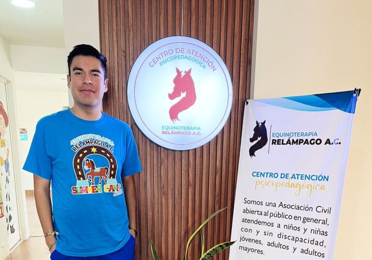 En Saltillo, emplean animales para terapia motriz en niños 