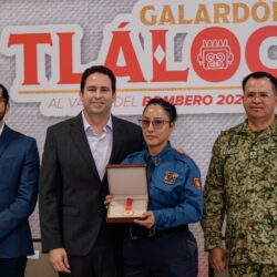 Entrega Javier Díaz a Galardón Tláloc Bomberos de Saltillo