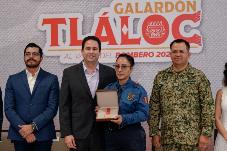 Entrega Javier Díaz a Galardón Tláloc Bomberos de Saltillo