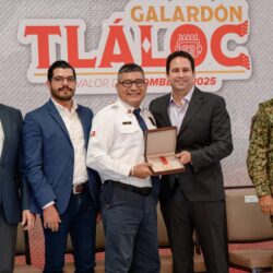 Entrega Javier Díaz a Galardón Tláloc Bomberos de Saltillo1
