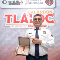 Entrega Javier Díaz a Galardón Tláloc Bomberos de Saltillo2