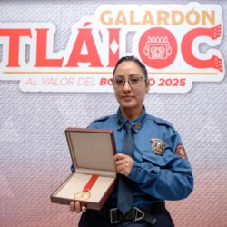 Entrega Javier Díaz a Galardón Tláloc Bomberos de Saltillo3