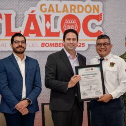 Entrega Javier Díaz a Galardón Tláloc Bomberos de Saltillo7