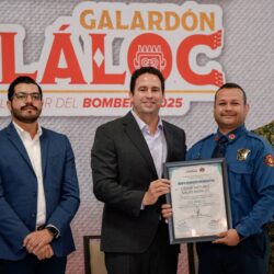 Entrega Javier Díaz a Galardón Tláloc Bomberos de Saltillo8