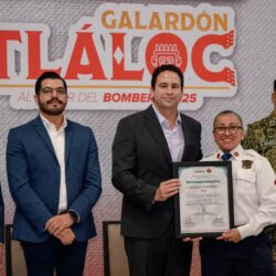 Entrega Javier Díaz a Galardón Tláloc Bomberos de Saltillo9