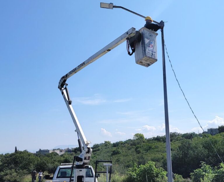Instala Gobierno de Saltillo luminarias nuevas en Lomas de Lourdes