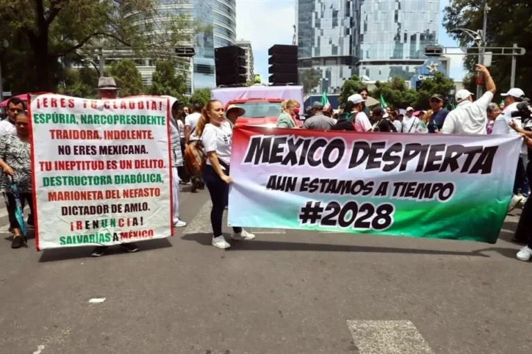 Marchan en la Ciudad de México contra políticas de la 4T