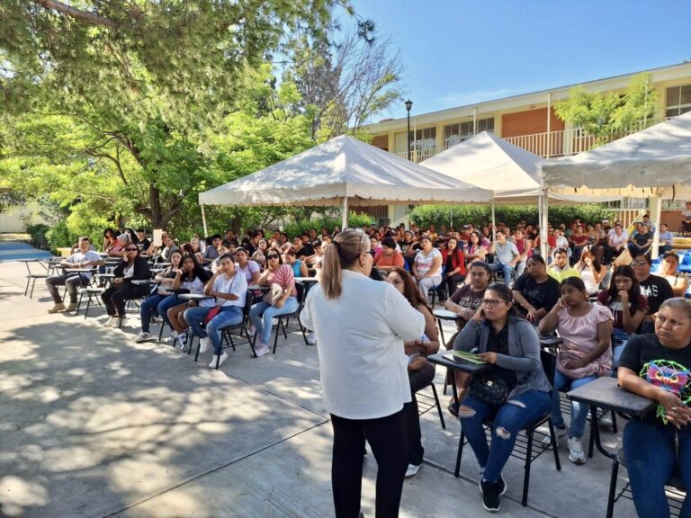 Padres de familia refuerzan lazos con el CETis 60 de Ramos Arizpe en reunión de orientación