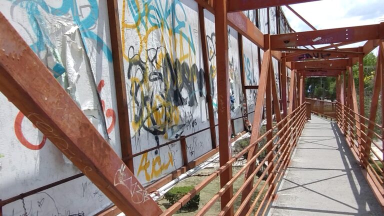 Piden usuarios mayor vigilancia en puente peatonal de Camporredondo, en Saltillo