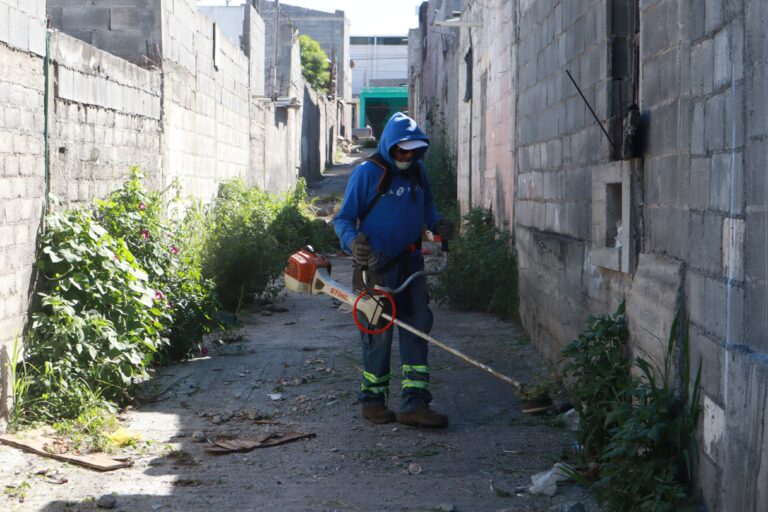 Realiza Saltillo limpieza en callejones de colonia Guerrero
