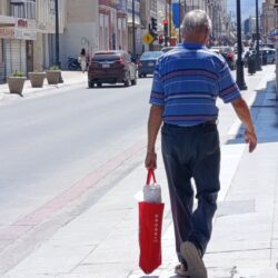 Realizan familias saltillenses compras de pánico ante regreso a clases