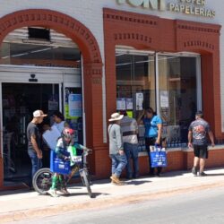Realizan familias saltillenses compras de pánico ante regreso a clases1