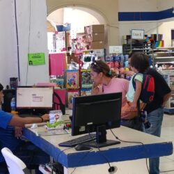 Realizan familias saltillenses compras de pánico ante regreso a clases3