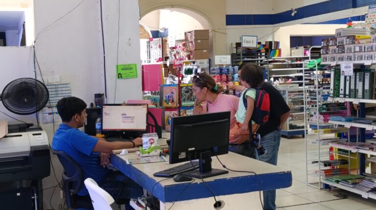 Realizan familias saltillenses compras de pánico ante regreso a clases