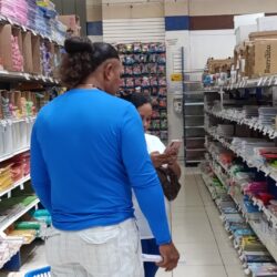 Realizan familias saltillenses compras de pánico ante regreso a clases4