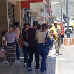 Realizan familias saltillenses compras de pánico ante regreso a clases5