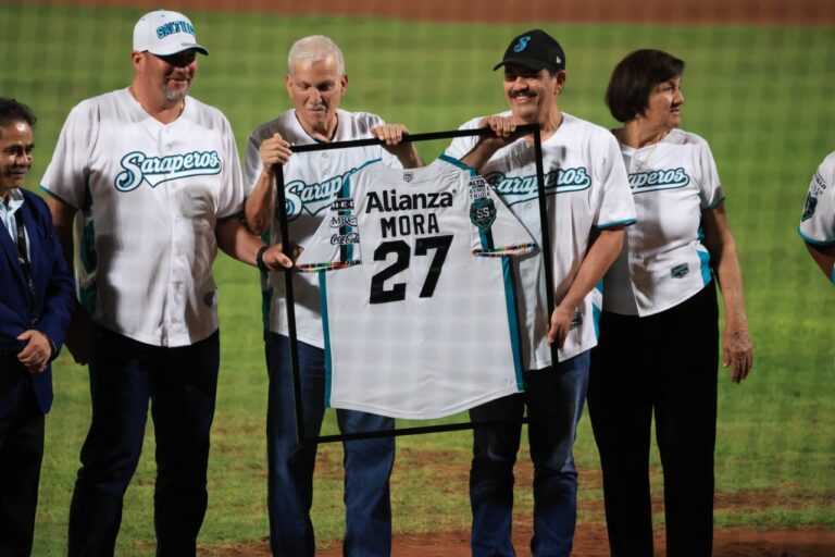Rinden homenaje a la leyenda de Saraperos Andrés Mora y retiran su número