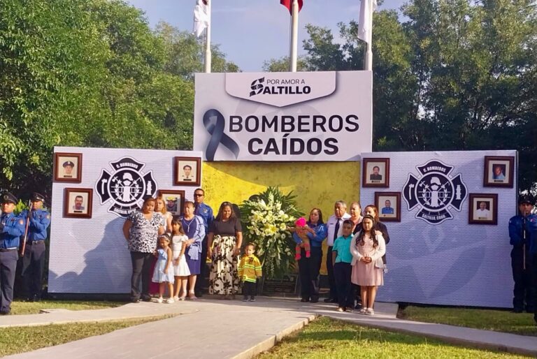 Rinden honor a bomberos caídos en cumplimiento de su deber