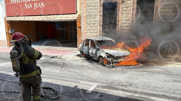 Se incendia vehículo en el centro de Saltillo