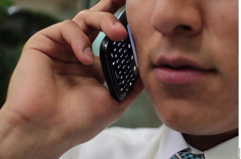 Alertan por estafa por celular simulando ser el SAT