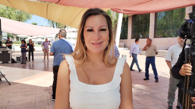 Alista regidora saltillense Amal Esper entrega de paquetes escolares gratuitos en colonias de Saltillo 