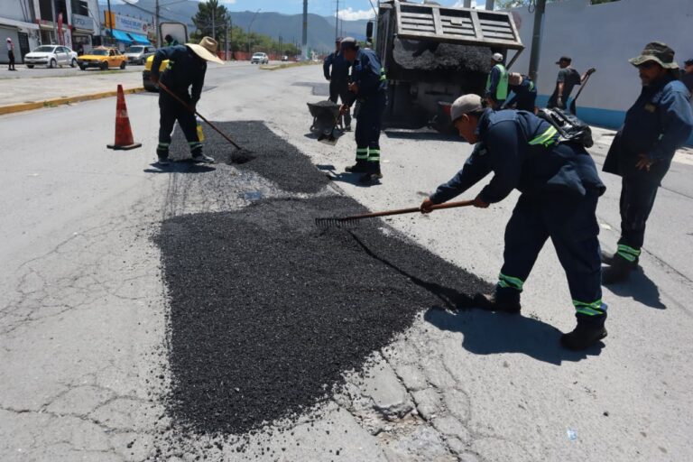 Bachea Javier Díaz en colonias al sur de Saltillo