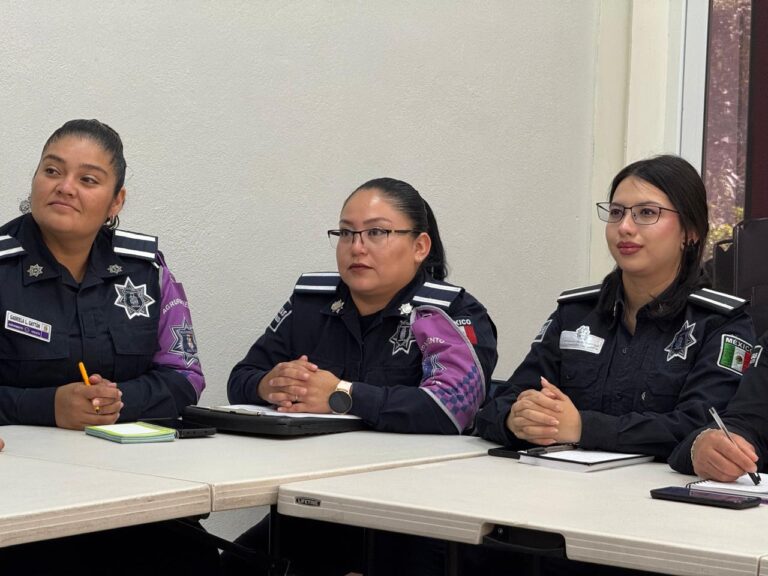 Gobierno de Coahuila fortalece la atención de la Línea Violeta con jornada de capacitación a operadoras