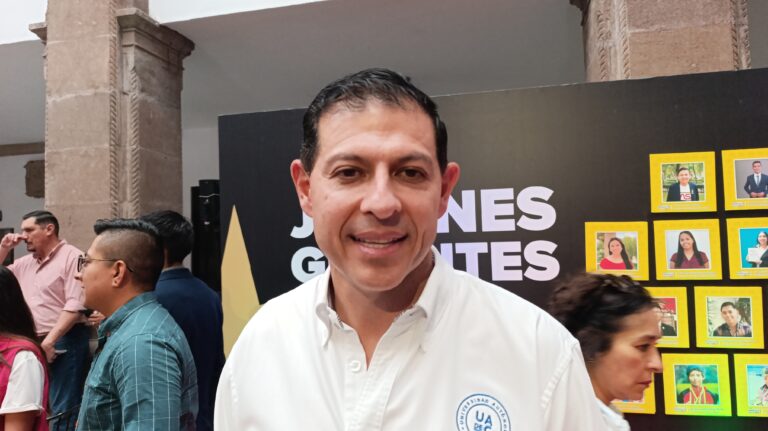 Con grupos de WhatsApp se cuida a los estudiantes de la UA de C: rector 