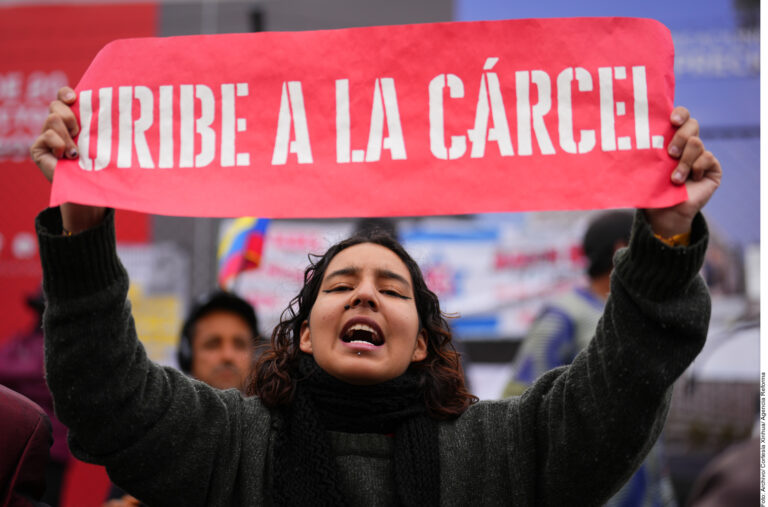 Condenan a 12 años de arresto al ex Presidente Álvaro Uribe