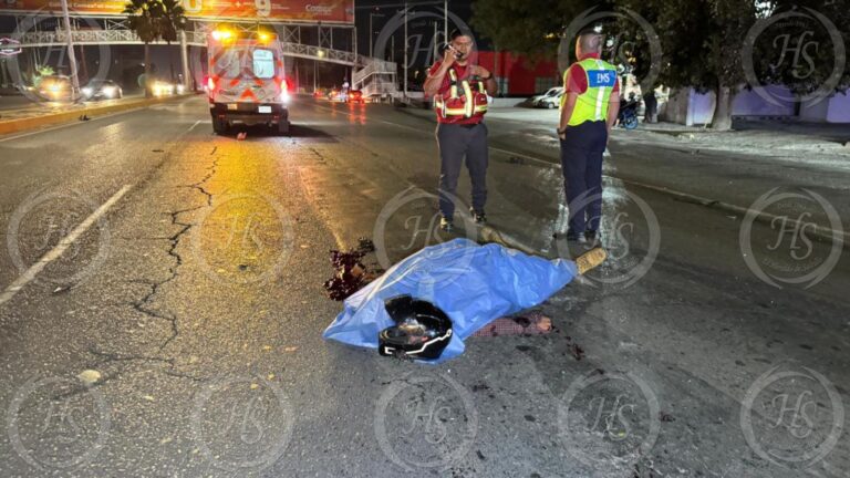 Conducía a exceso de velocidad en Saltillo y se impactó contra un camión; falleció al instante