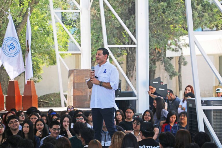 Dialoga rector de la UA de C con estudiantes de nuevo ingreso del  ILE y FCA