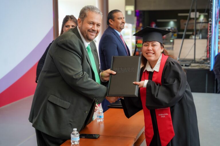 Diez trabajadores municipales se gradúan de la Universidad Politécnica de Ramos Arizpe