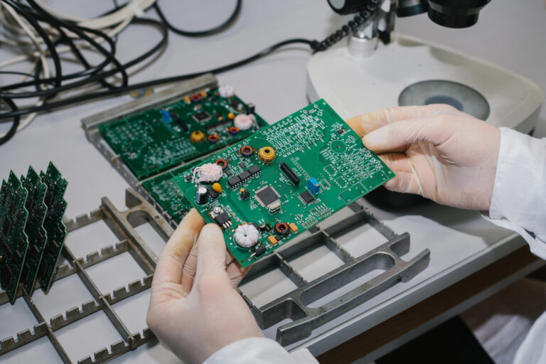 Proceso de Ensamblaje de PCB: De la Placa en Blanco al Producto Terminado