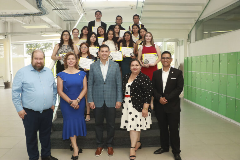 Entrega UA de C la Medalla Excelencia Lobo a egresados de bachillerato de escuelas incorporadas