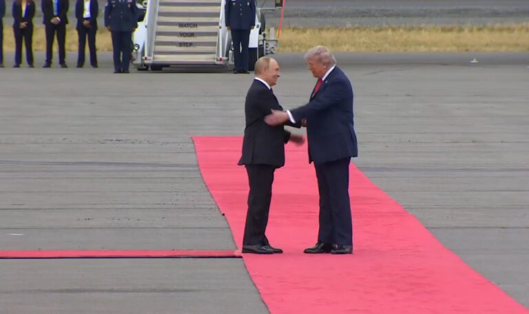 Trump y Putin intercambian saludos antes de las conversaciones en Alaska