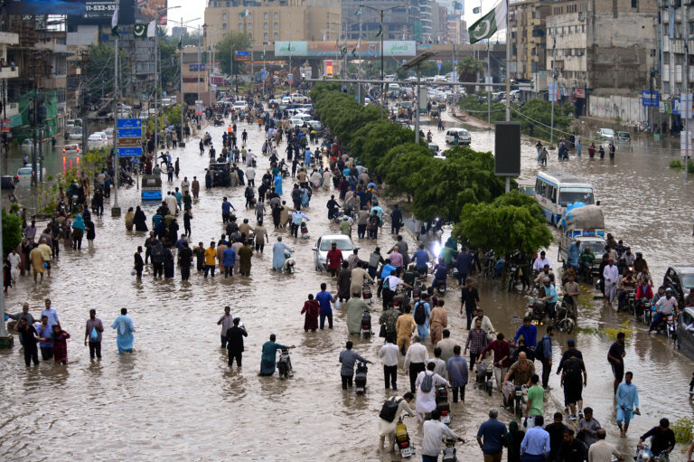 Inundaciones en Pakistán dejan más de 700 muertos y miles de desplazados
